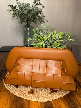 THEMOIRe Woven Vegan Leather Shoulder Bag in Cognac
